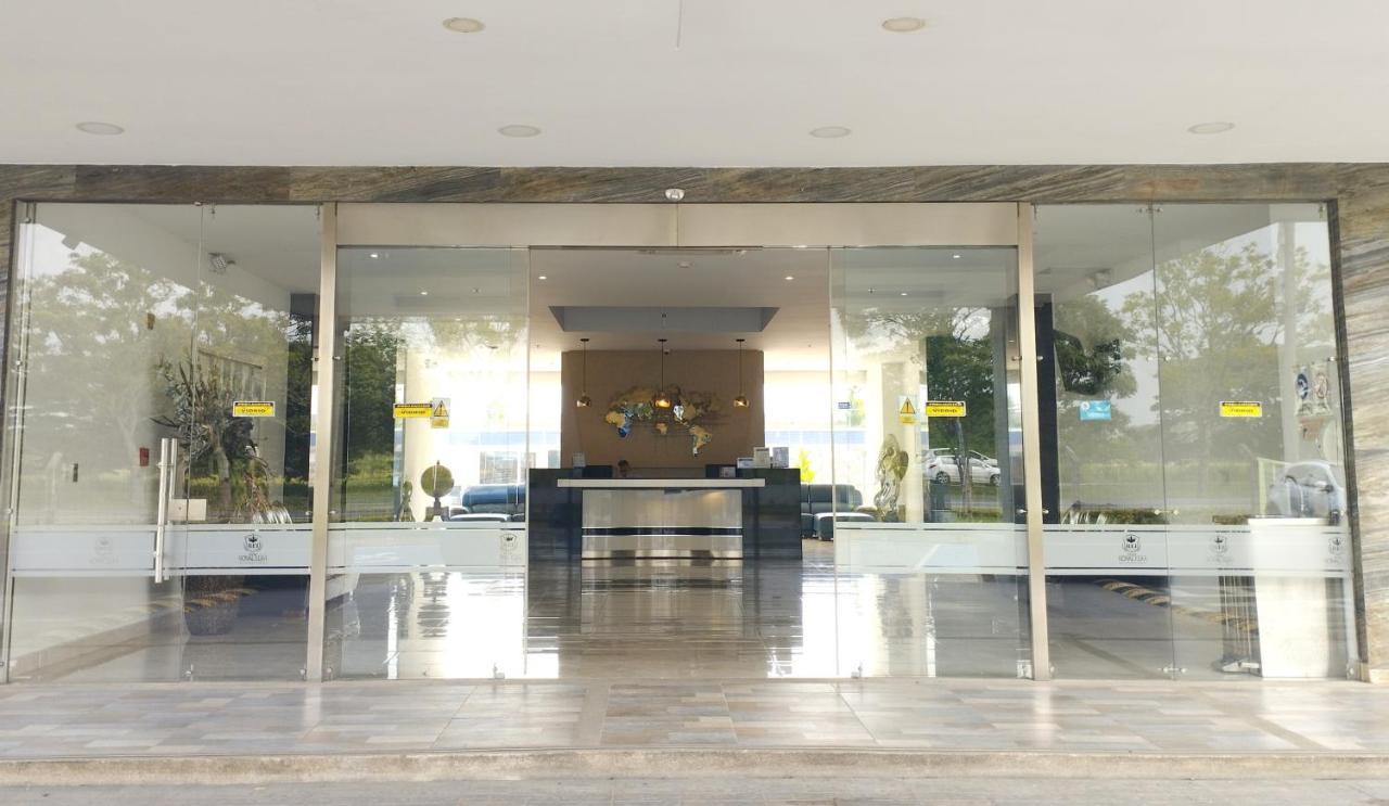 Hotel Royal Elim International Кали Экстерьер фото Entrance to the museum