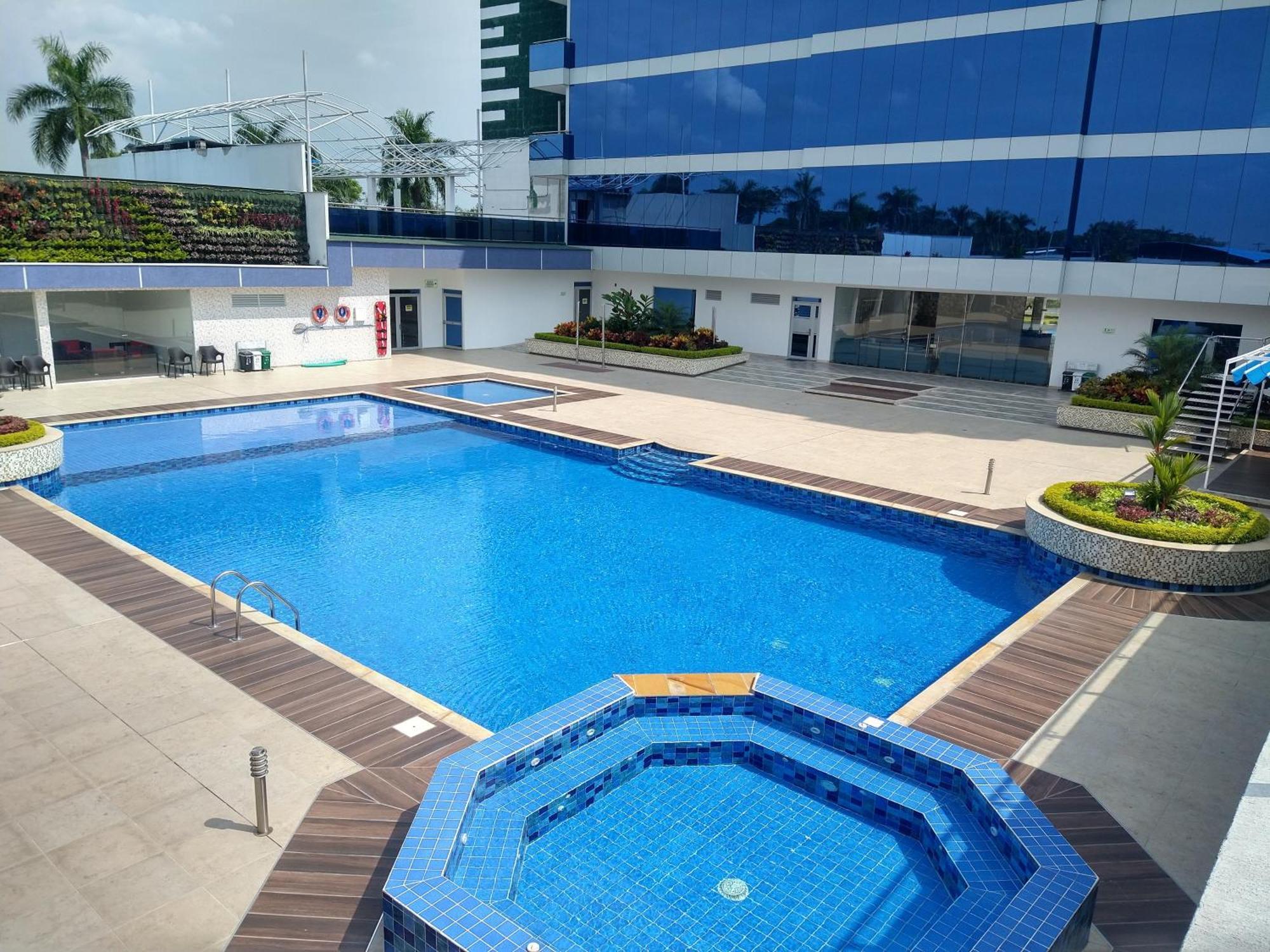 Hotel Royal Elim International Кали Экстерьер фото Swimming pool at the hotel