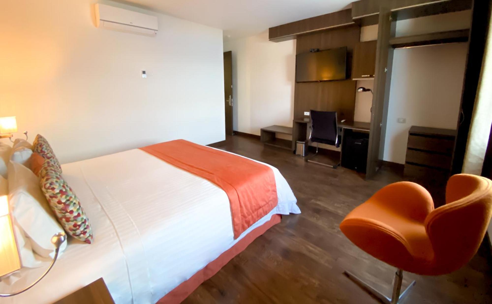 Hotel Royal Elim International Кали Экстерьер фото A room at the hotel