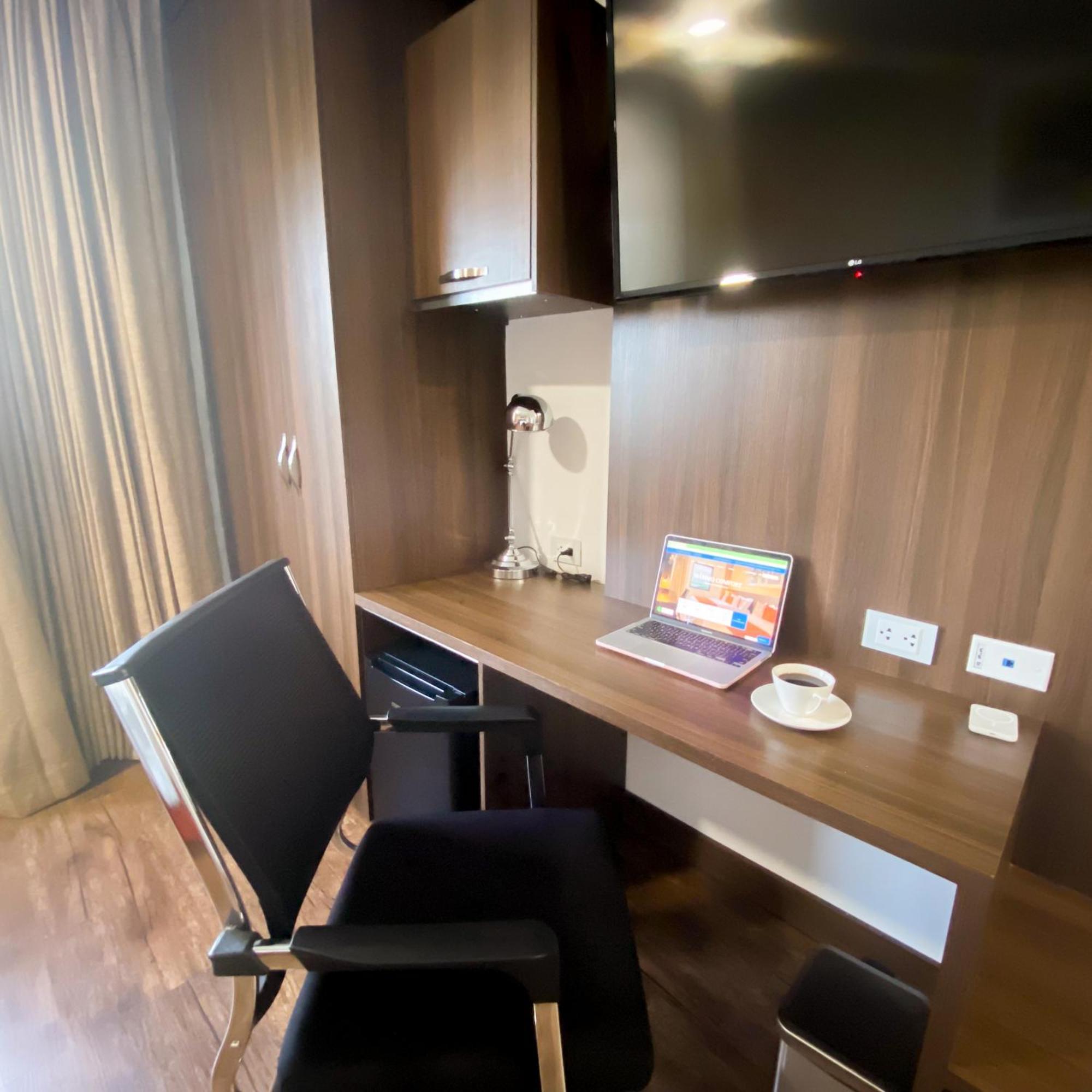Hotel Royal Elim International Кали Экстерьер фото A work desk in a hotel room
